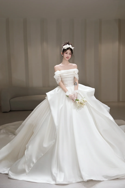 Jolie robe de mariée longue en satin à épaules dénudées C4048