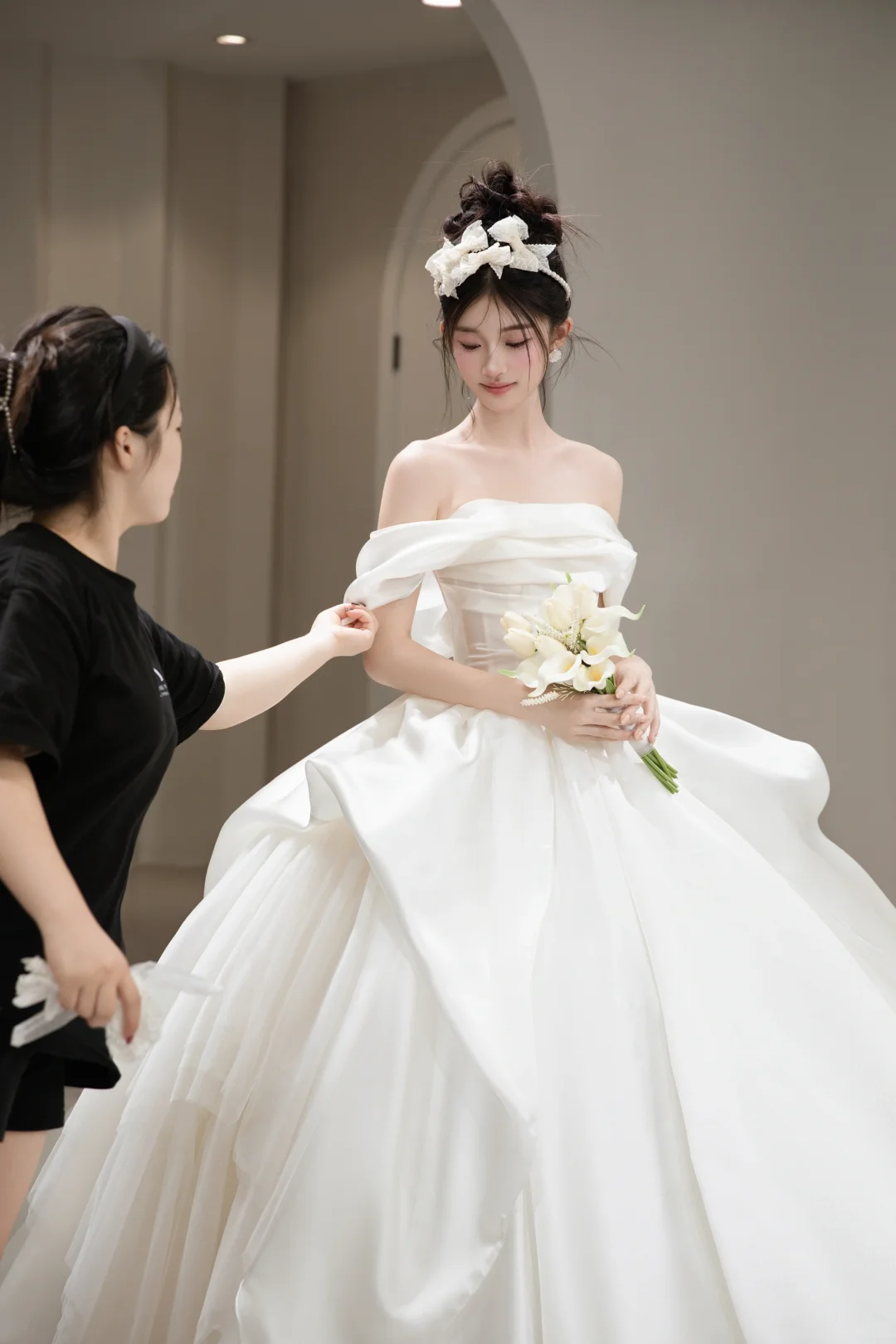 Jolie robe de mariée longue en satin à épaules dénudées C4048
