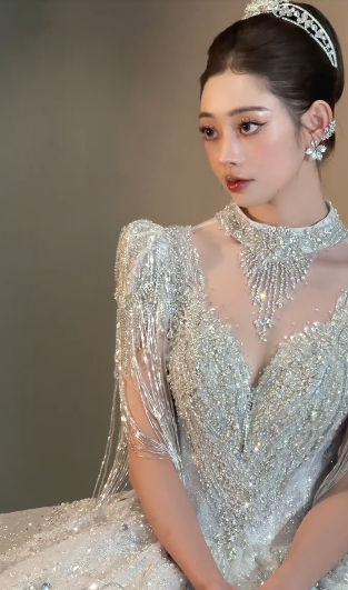 Robe de mariée longue en tulle, sequins et perles, style bal intemporel C4051