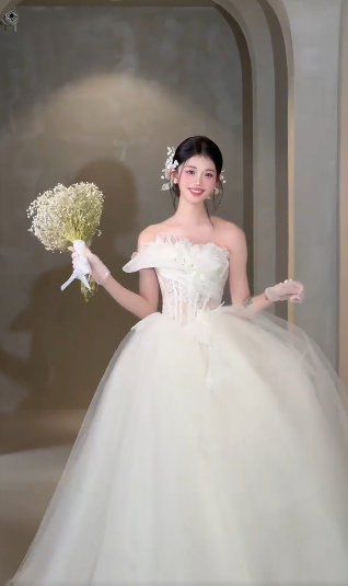 Robe de mariée longue élégante en tulle, sans bretelles, avec appliques, C4053