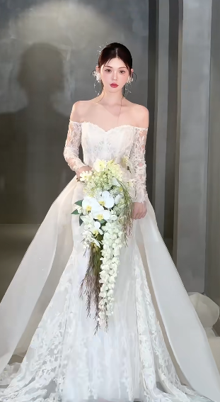 Robe de mariée élégante sirène à épaules dénudées et manches longues en dentelle C4057
