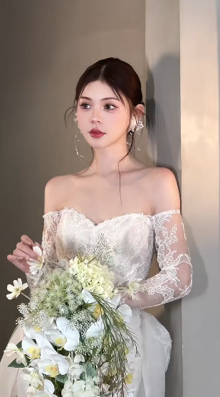 Robe de mariée élégante sirène à épaules dénudées et manches longues en dentelle C4057