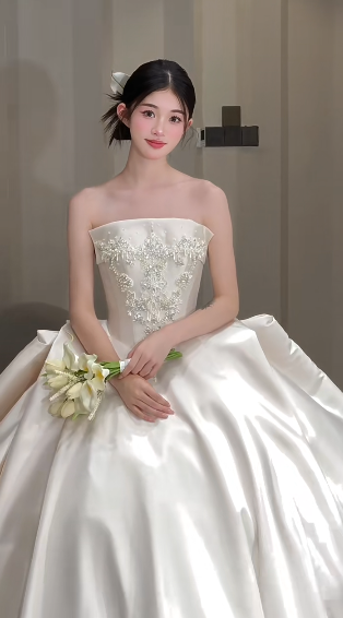 Jolie robe de mariée longue en satin, bustier et perles, C4060