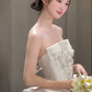 Jolie robe de mariée longue en satin, bustier et perles, C4060