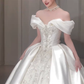 Superbe robe de mariée longue en satin, épaules dénudées, dentelle et perles, C4067