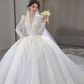 Robe de mariée longue intemporelle en tulle, col en V, dentelle, manches longues et traîne, C4068