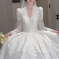 Robe de mariée longue intemporelle en tulle, col en V, dentelle, manches longues et traîne, C4068