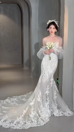 Robe de mariée sirène longue en tulle et dentelle avec décolleté en cœur et manches longues C4070