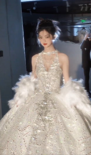 Superbe robe de mariée longue en tulle, à paillettes et perles, dos nu, C4078