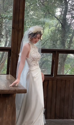 Robe de mariée longue vintage sirène en satin et dentelle avec voile C4079