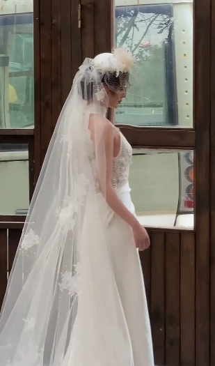 Robe de mariée longue vintage sirène en satin et dentelle avec voile C4079