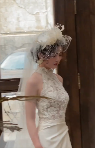 Robe de mariée longue vintage sirène en satin et dentelle avec voile C4079