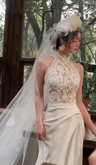Robe de mariée longue vintage sirène en satin et dentelle avec voile C4079