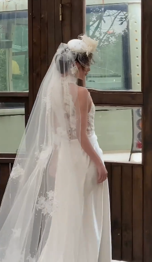 Robe de mariée longue vintage sirène en satin et dentelle avec voile C4079