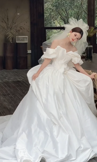Elegant Ball Gown Off The Shoulder Satin With Veil Long Wedding Dresses C4080