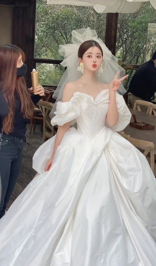 Elegant Ball Gown Off The Shoulder Satin With Veil Long Wedding Dresses C4080