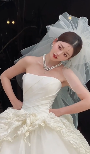 Robe de mariée longue en satin et tulle, sans bretelles, avec voile, C4081
