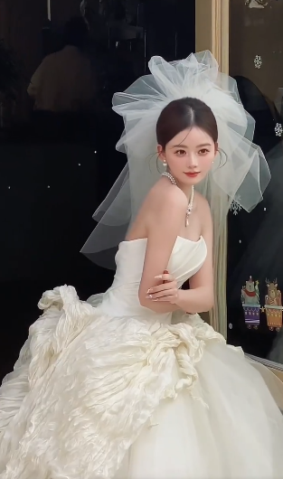 Robe de mariée longue en satin et tulle, sans bretelles, avec voile, C4081
