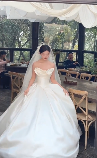 Elegant Ball Gown Strapless Satin With Veil Long Wedding Dresses C4083