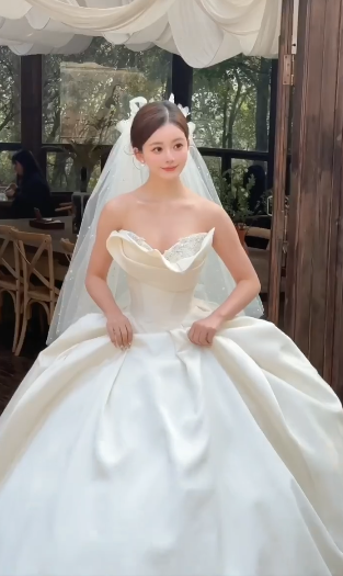 Elegant Ball Gown Strapless Satin With Veil Long Wedding Dresses C4083