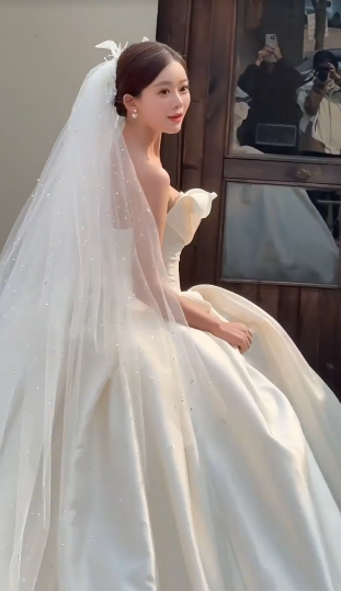 Elegant Ball Gown Strapless Satin With Veil Long Wedding Dresses C4083