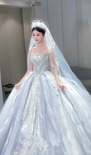 Superbe robe de mariée longue en tulle, bustier, sequins et voile, C4087