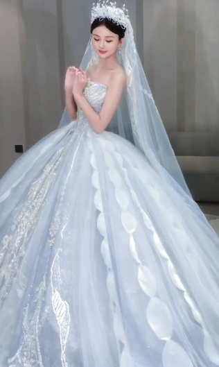 Superbe robe de mariée longue en tulle, bustier, sequins et voile, C4087