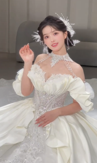 Superbe robe de mariée longue en satin et tulle à épaules dénudées, C4091
