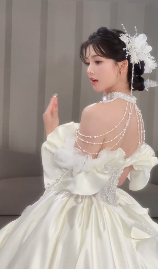 Superbe robe de mariée longue en satin et tulle à épaules dénudées, C4091