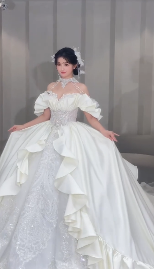 Superbe robe de mariée longue en satin et tulle à épaules dénudées, C4091