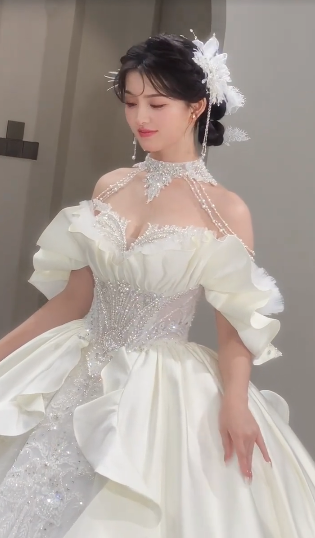 Superbe robe de mariée longue en satin et tulle à épaules dénudées, C4091