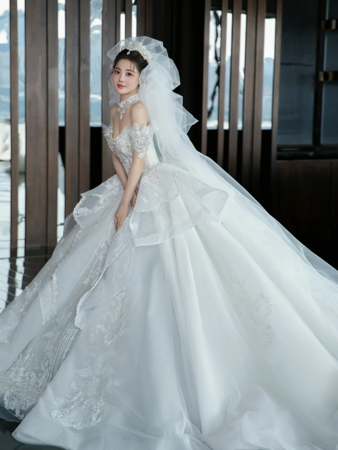 Robe de mariée longue en tulle blanc et dentelle, épaules dénudées, avec voile, C4098