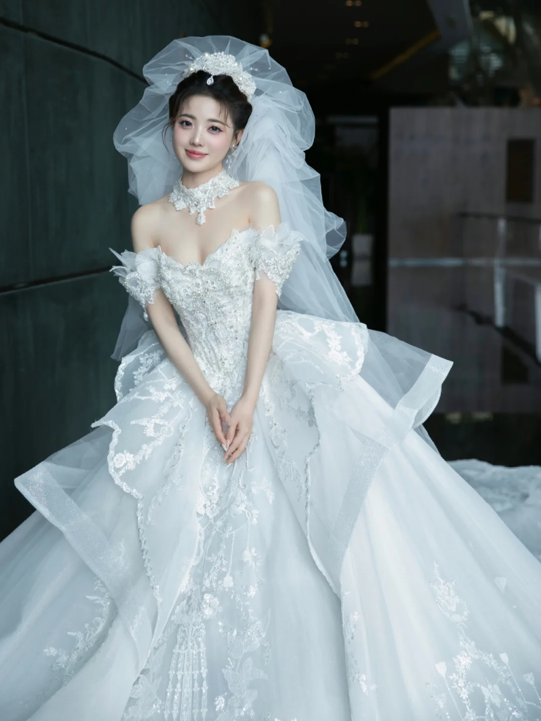 Robe de mariée longue en tulle blanc et dentelle, épaules dénudées, avec voile, C4098