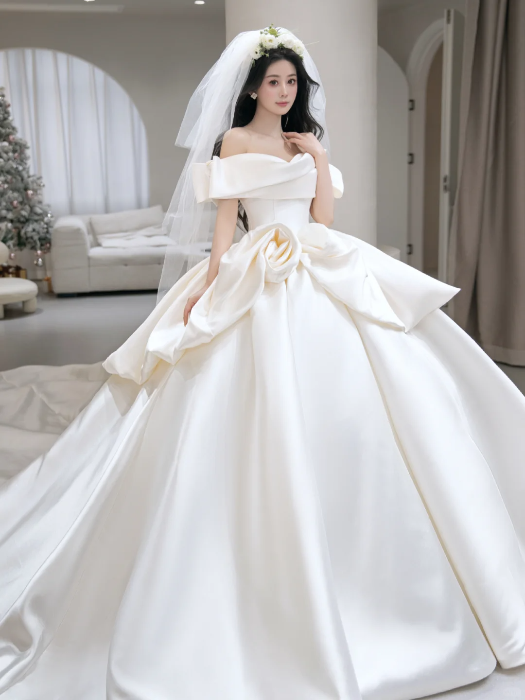 Robe de mariée longue élégante en satin à épaules dénudées et voile C4100