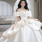 Robe de mariée longue élégante en satin à épaules dénudées et voile C4100