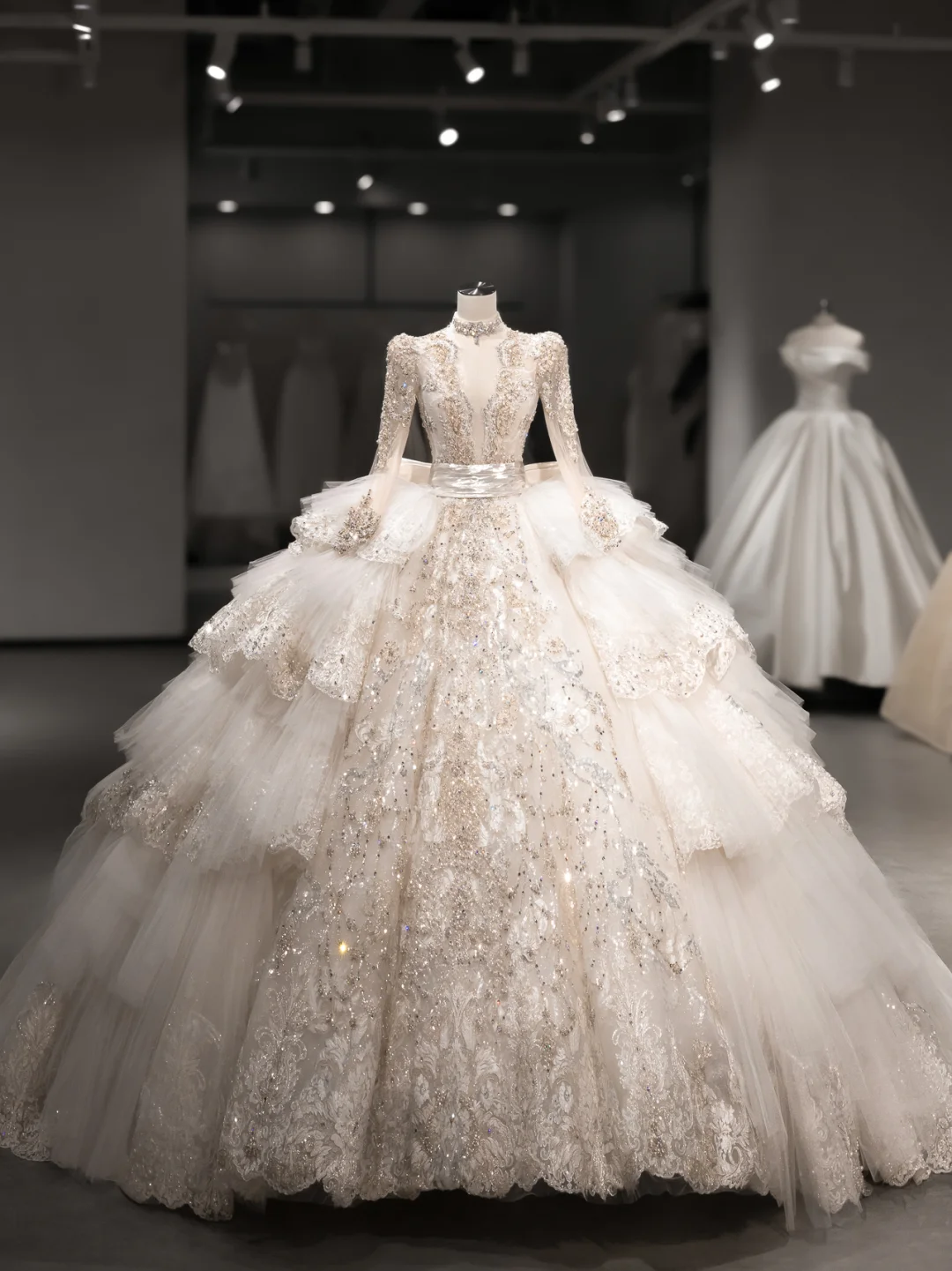 Robe de mariée luxueuse en tulle, dentelle, paillettes, perles, manches longues, avec voile, C4102