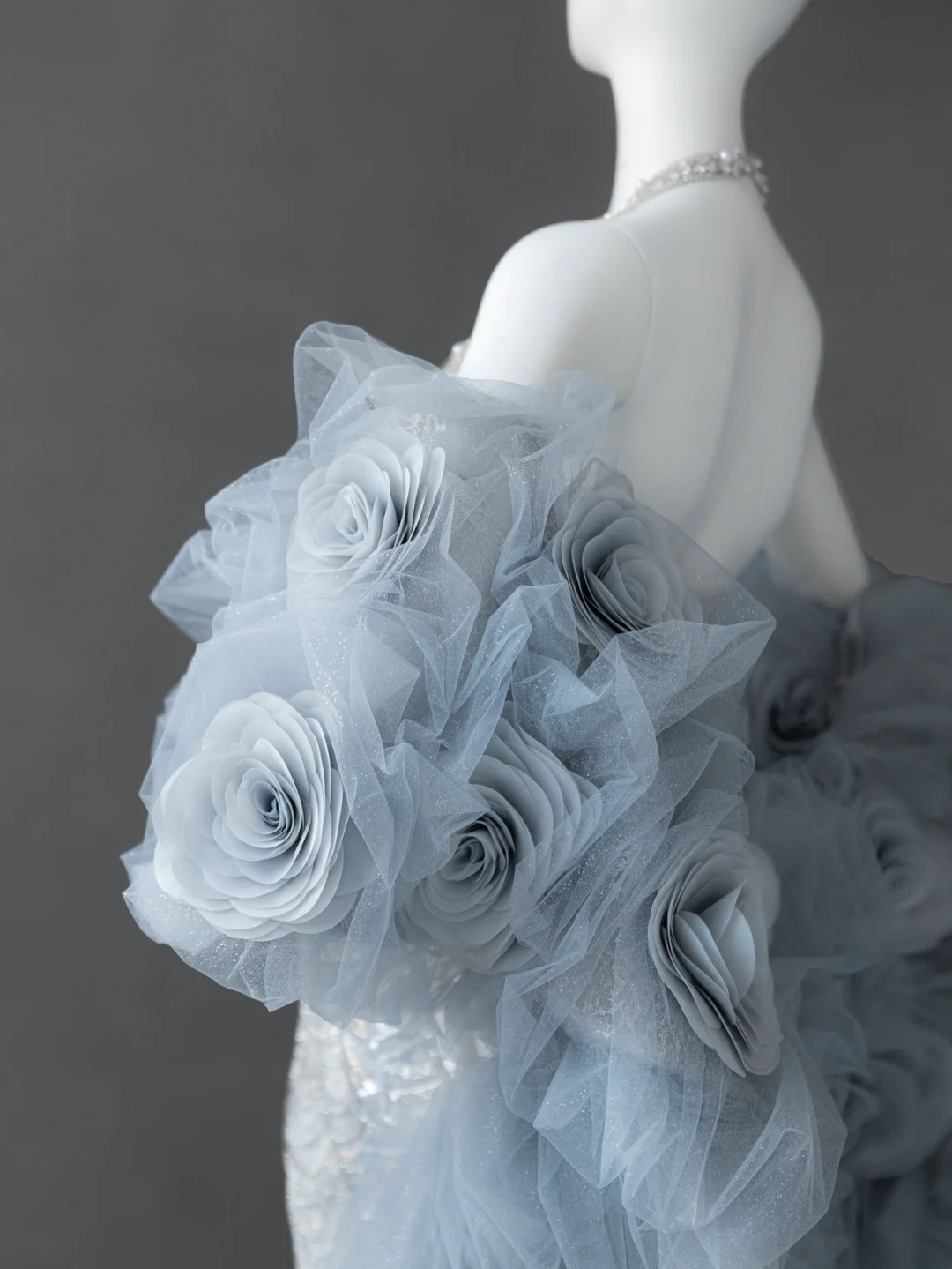 Robe de mariée longue luxueuse en tulle, col en V, sirène, perlée et cape C4106