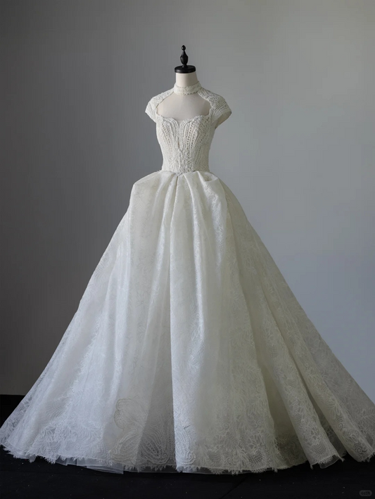 Robe de mariée longue en tulle et dentelle, coupe trapèze chic, col licou, C4108