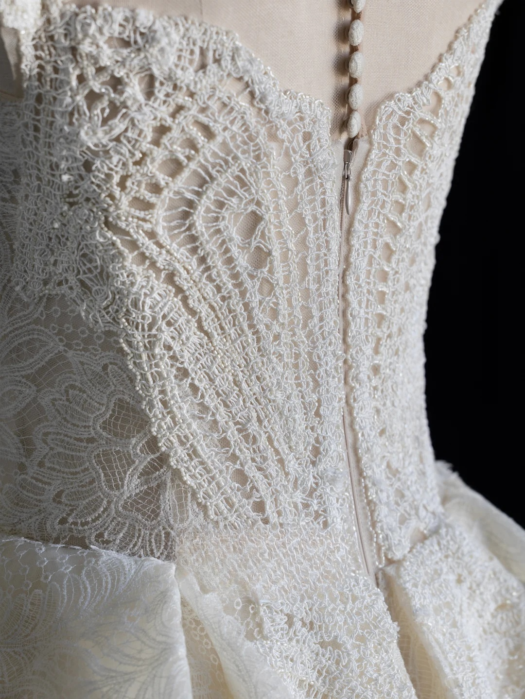 Robe de mariée longue en tulle et dentelle, coupe trapèze chic, col licou, C4108
