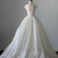Robe de mariée longue en tulle et dentelle, coupe trapèze chic, col licou, C4108