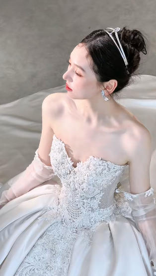 Robe de mariée longue en satin et tulle, sans manches, style bal intemporel, avec appliques et voile, C4112