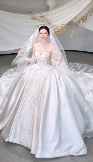 Robe de mariée longue en satin et tulle, sans manches, style bal intemporel, avec appliques et voile, C4112