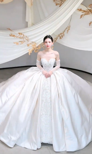 Robe de mariée longue en satin et tulle, sans manches, style bal intemporel, avec appliques et voile, C4112