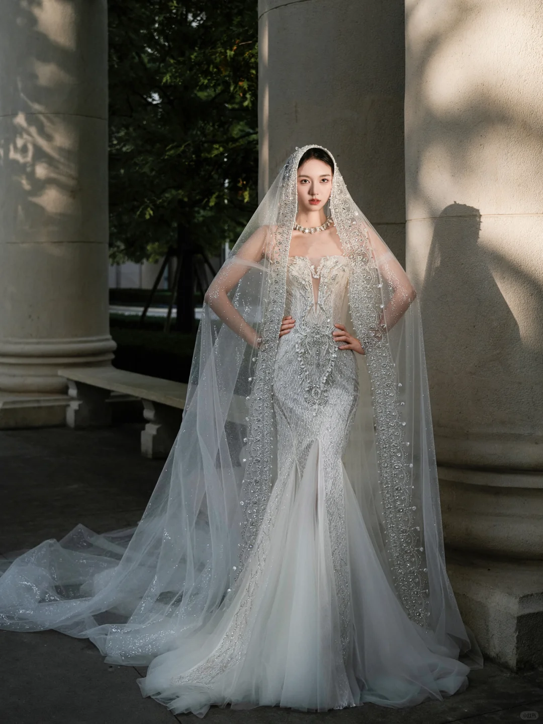 Superbe robe de mariée sirène longue en tulle, épaules dénudées, dentelle perlée et voile C4119