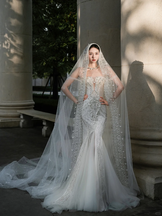 Superbe robe de mariée sirène longue en tulle, épaules dénudées, dentelle perlée et voile C4119