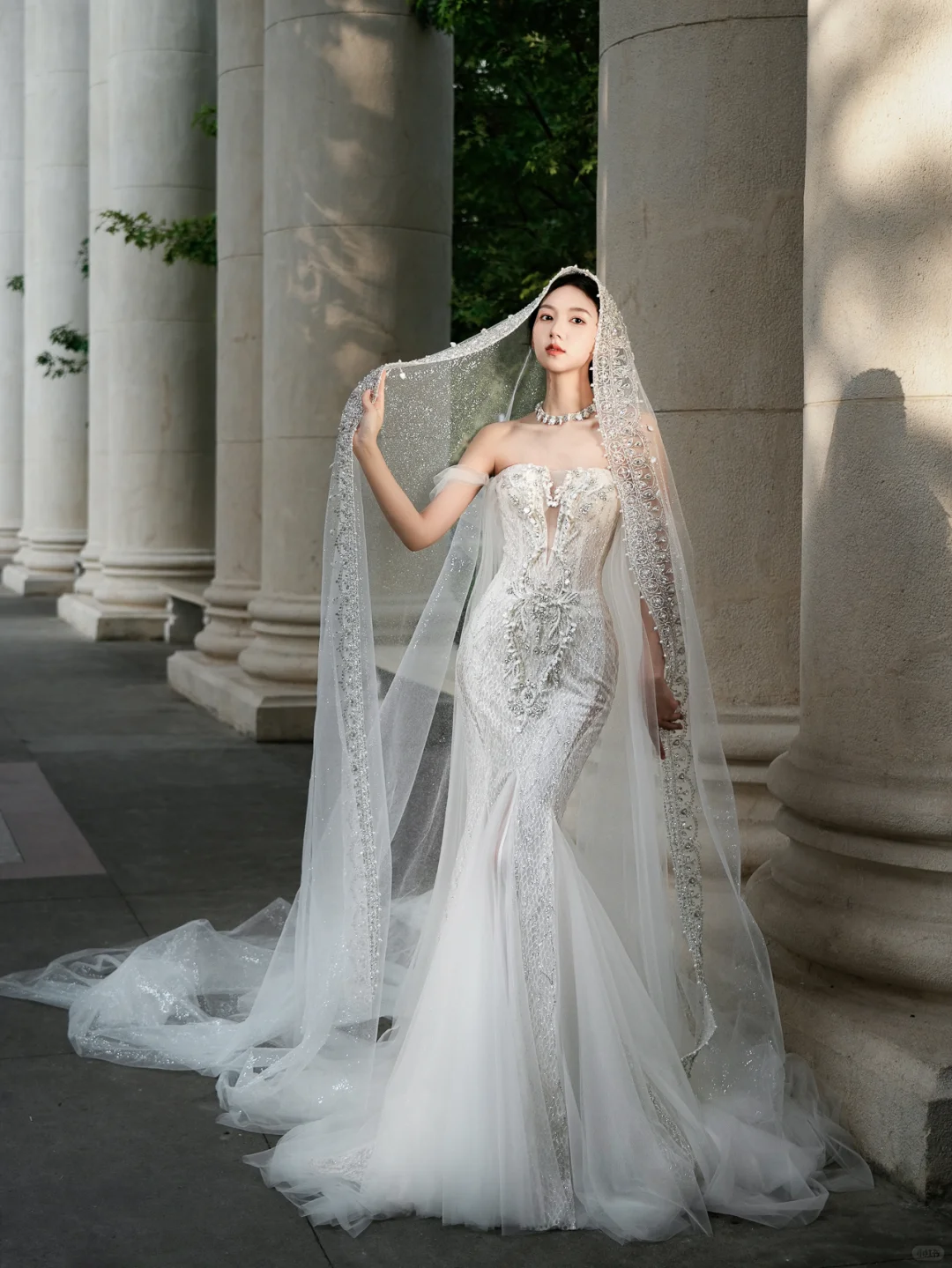 Superbe robe de mariée sirène longue en tulle, épaules dénudées, dentelle perlée et voile C4119