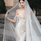 Superbe robe de mariée sirène longue en tulle, épaules dénudées, dentelle perlée et voile C4119