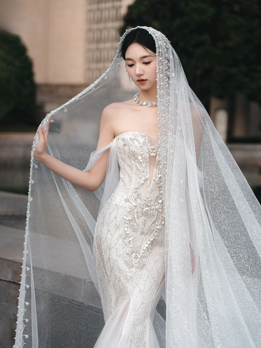 Superbe robe de mariée sirène longue en tulle, épaules dénudées, dentelle perlée et voile C4119