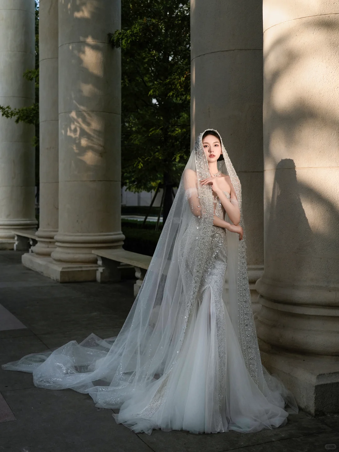 Superbe robe de mariée sirène longue en tulle, épaules dénudées, dentelle perlée et voile C4119