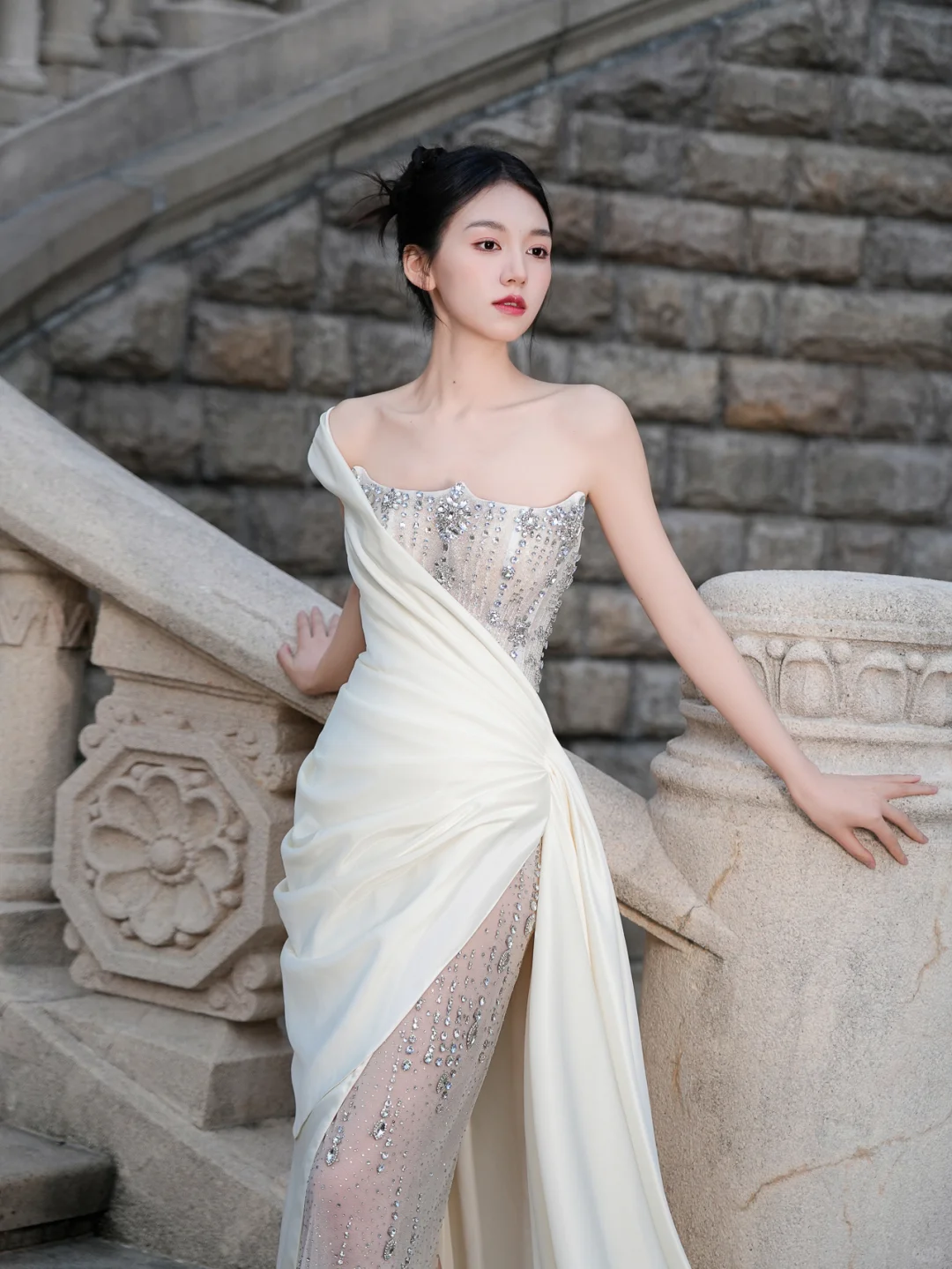 Robe de mariée sirène unique, asymétrique, en satin, tulle et perles, longue, C4120